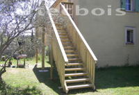artecbois escalier droit exterieur d'acces au jardin et à la terrasse balcon avec 2 rampes et marches en bois